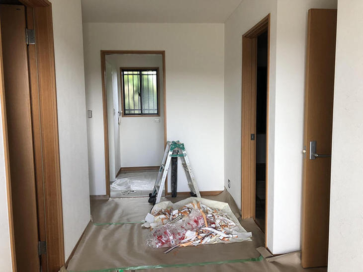 クロスを順調に貼っております。天井などの高いところは脚立に乗り施工します。【水口店】中島凌太