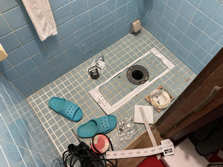 既存のトイレを取り外し、新しいトイレを設置します。担当：山中和樹・森田