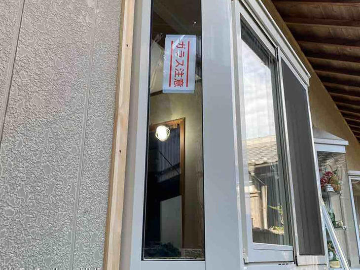窓を入れ替えました。外部は木材でサッシ廻り囲みます。【水口店】中村太亮・中島凌太