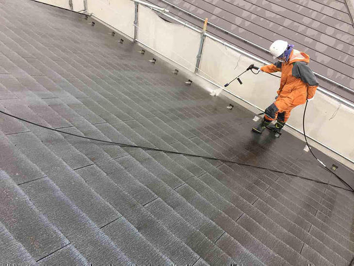 外壁と屋根の塗装前に高圧洗浄で汚れを落としていきます！【彦根店】高見・早川