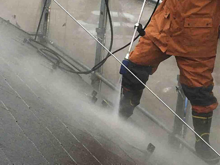 屋根の高圧洗浄中です。汚れを落としてから塗装していきます！【彦根店】高見