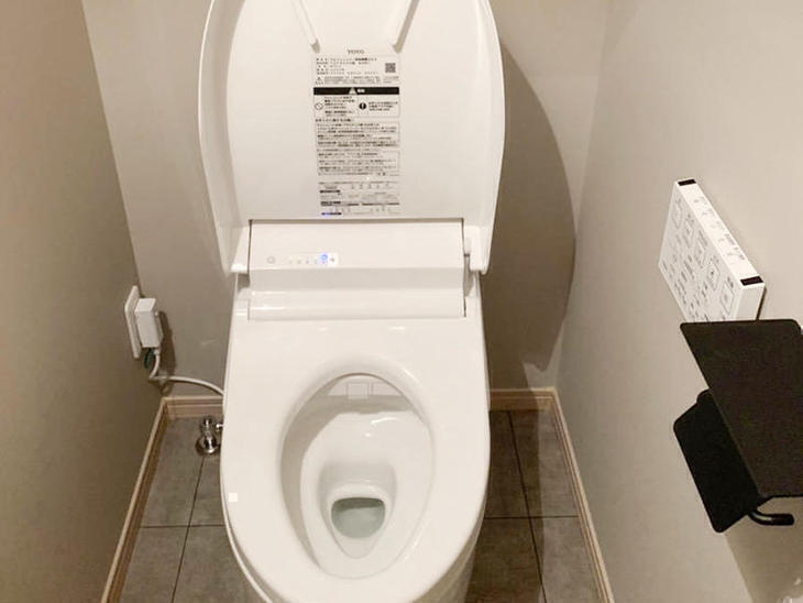 トイレが水漏れしておりましたので、トイレの交換を行いました。合わせてクロス、クッションフロアも貼り替えました。【草津栗東店】渡邊