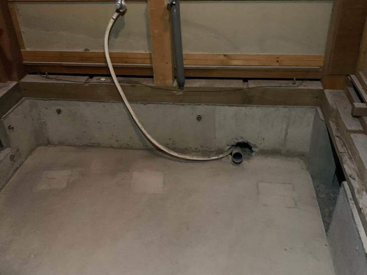 浴室下の土間コンクリートが打ち終わりました。これから電気、設備を仕込みユニットバスを設置していきます。【彦根店】古屋・島田