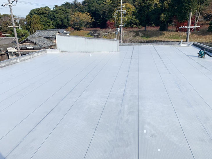 屋上全面を防水し直しています。まずは下地のシートを貼りました！【彦根店】古屋・白井・島田
