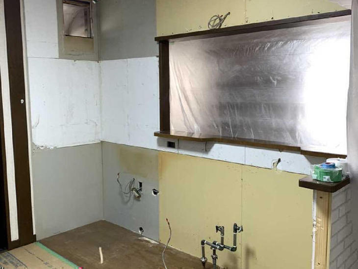 キッチンの解体工事が終わりました。ここから新しいキッチンを入れる準備をしていきます。 【水口店】亀田・瀬﨑