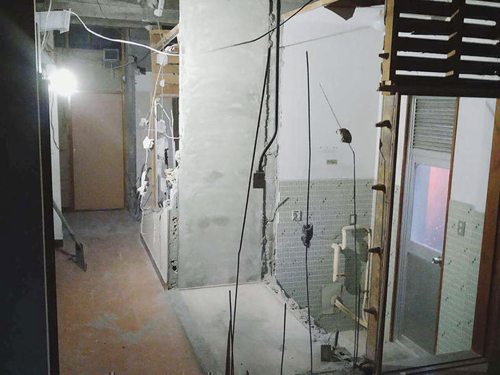 内部の解体作業中です！電気の配線や下地の状態などが丸見えになりました。これから、残すところと残さないところの細かいの解体作業に移ります。【彦根店】古屋・白井・島田
