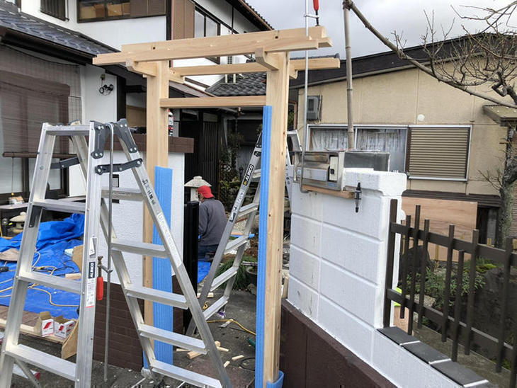 表門をつくっています！大工さんに躯体を建ててもらい、瓦と建具を乗せて塗装すれば完成です！塗装はなんとお客様ご自身でやっていただく予定です！【彦根店】古屋