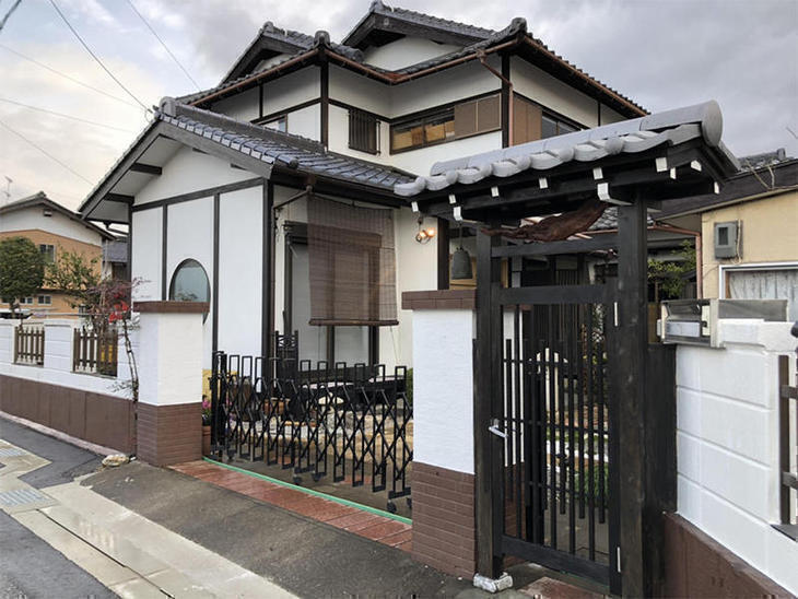 表に門を造作しました！瓦を葺いて建具を納めて、最後にお客様がご自身で塗装されて完成しました！お家の外観に合った素敵な門が完成です！【彦根店】古屋