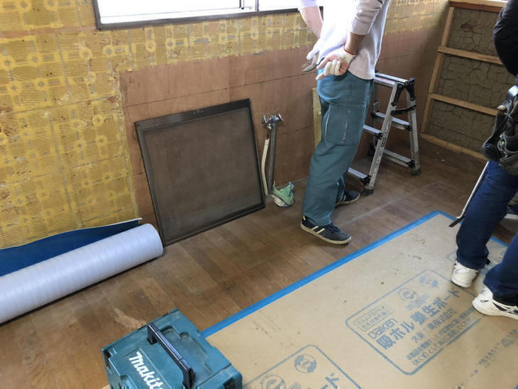 既存キッチンの解体が終わりました！元々タイルが貼ってあった壁も解体し、新しく汚れの付きにくくて掃除のしやすいキッチンパネルを貼る下地を作っていきます！【彦根店】古屋・島田