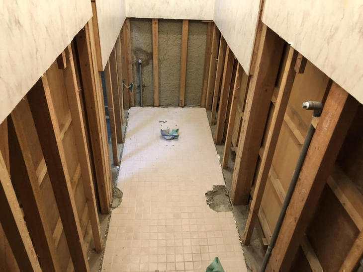 トイレの解体です！元々タイルが貼ってあった壁を下地ごと解体し、中の水漏れや劣化などがないかを確認します！【彦根店】古屋・島田