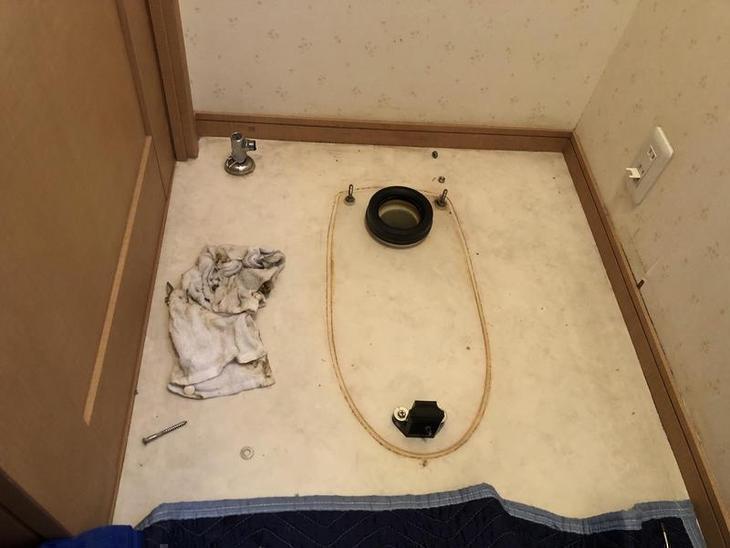 約10年使われていた古いトイレを外しました。はっきりと後が残っていますが、床材を貼りえるので心配ありません！【水口店】中村太亮