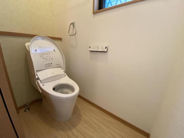 トイレ交換が終わりました。壁紙、床材を貼り替えて【TOTO　ZR1】オススメのトイレを取り付けました！【水口店】中村太亮