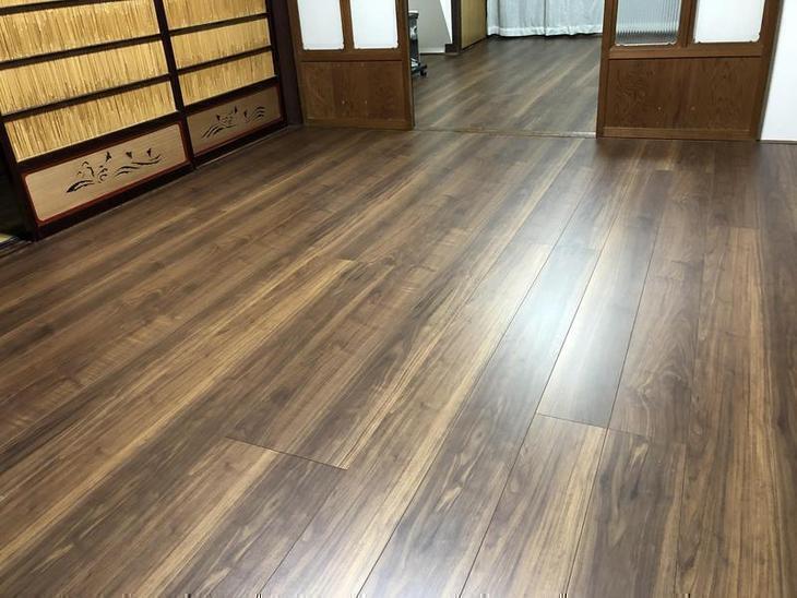 和室二部屋の床を、畳からフローリングにしました。雰囲気に合う色合いです！【水口店】中村太亮
