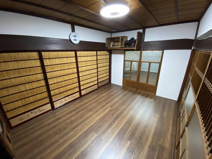 元々古い土壁だったお部屋ですが、ベニヤ板を貼ってクロスを貼るだけで、明るくスッキリした壁になりました！【水口店】中村太亮