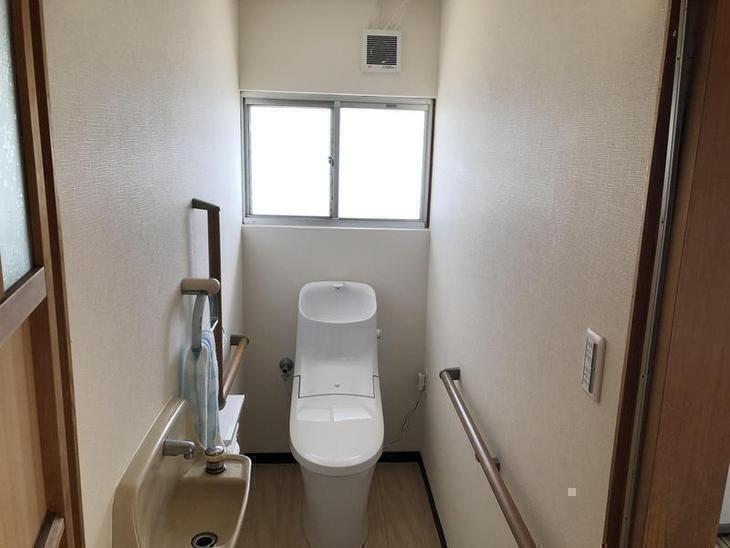 トイレ交換、手すり、換気扇の取付をしました。【水口店】中島健太