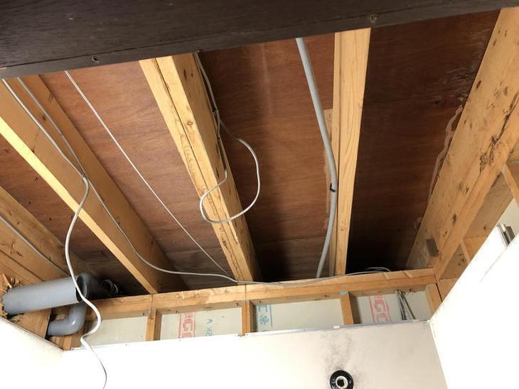 ユニットバスの解体スタートです。まずは天井から解体していきます！【彦根店】高見・早川