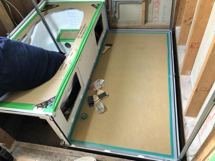 ユニットバスの組立作業中です！浴槽と洗い場の床から組み立てていきます！【彦根店】高見