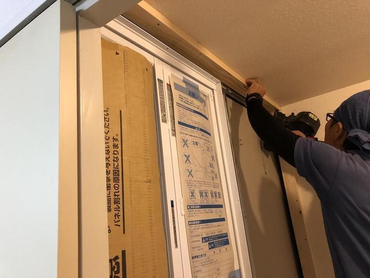 ユニットバスを組んだ後、大工さんに間仕切壁をつくってもらいます【彦根店】高見・早川