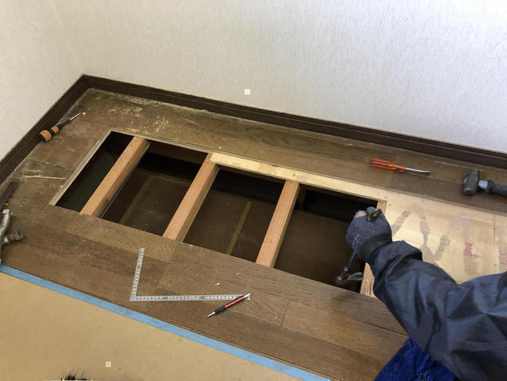 2階にキッチンを新設するため、床の開口作業中です！【彦根店】高見・古屋