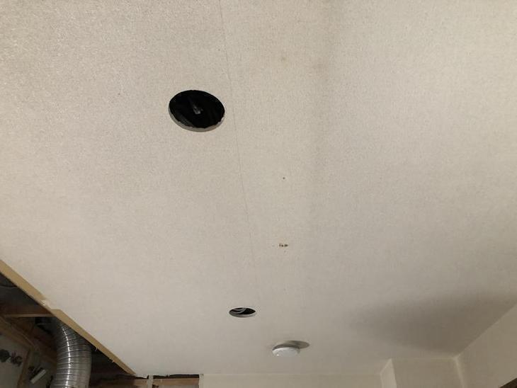 キッチンの照明を蛍光灯からダウンライトに変えるため、新しく開口、配線の仕込みをしてもらいました。【彦根店】高見・早川