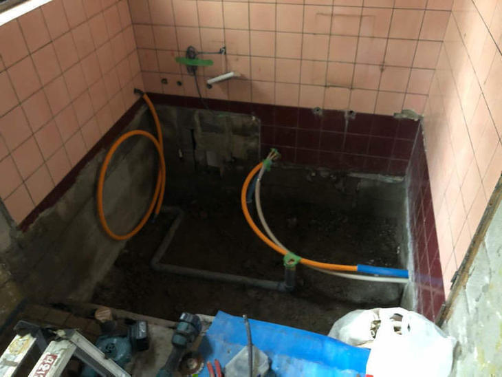 解体作業が終わり、給水・給湯・追焚・排水・天日用の設備配管を仕込みます。【彦根店】高見・早川