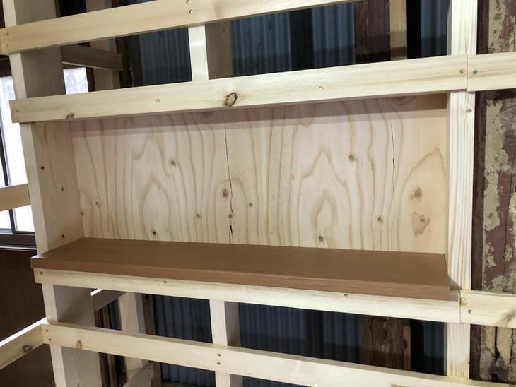 壁の下地が完成したので、ニッチの下台をつけました！【彦根店】高見