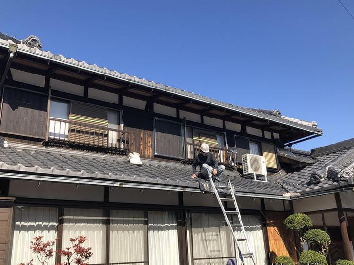 焼き板の塗装をします。その為にサッシの養生をしていただいてます。【水口店】中島健太