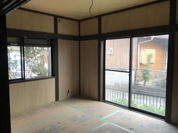 壁の下地組みと柱の塗装が完了しました。大正ロマンのオシャレな雰囲気を感じさせます！【野洲店】山尾