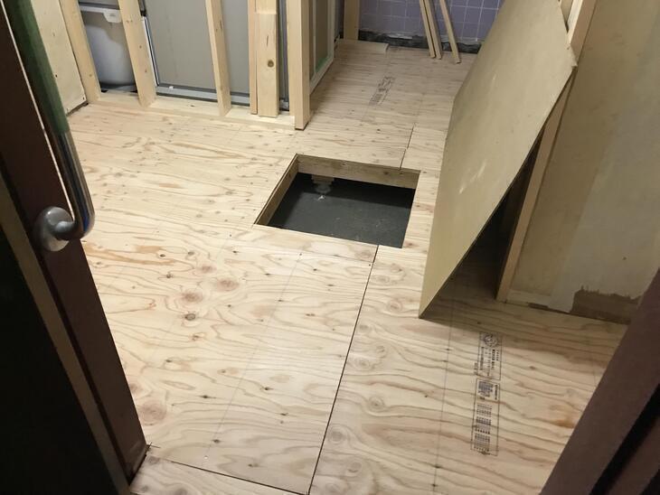 システムバスが組み上がり、床組みも完了しました！クロスやクッションフロアを貼って完成です。【野洲店】山尾