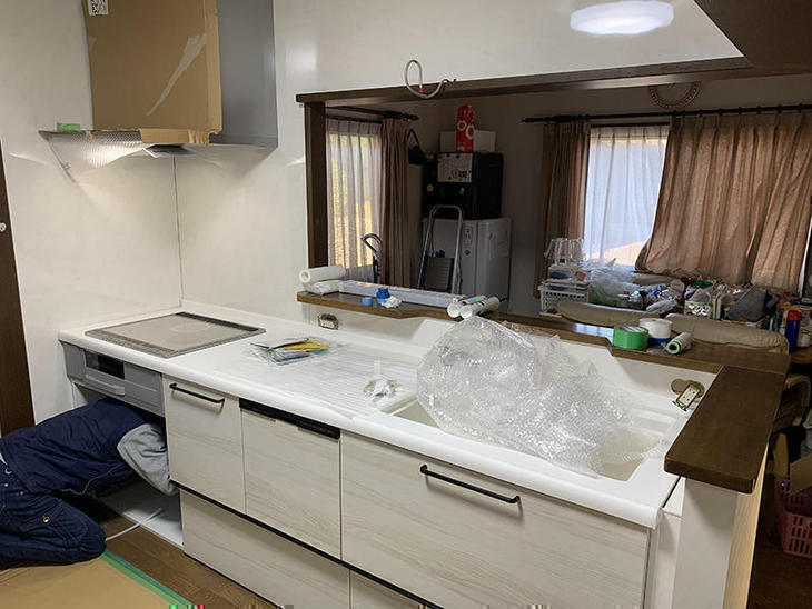 キッチンの組み立て工事を行っています。【水口店】亀田・瀬﨑