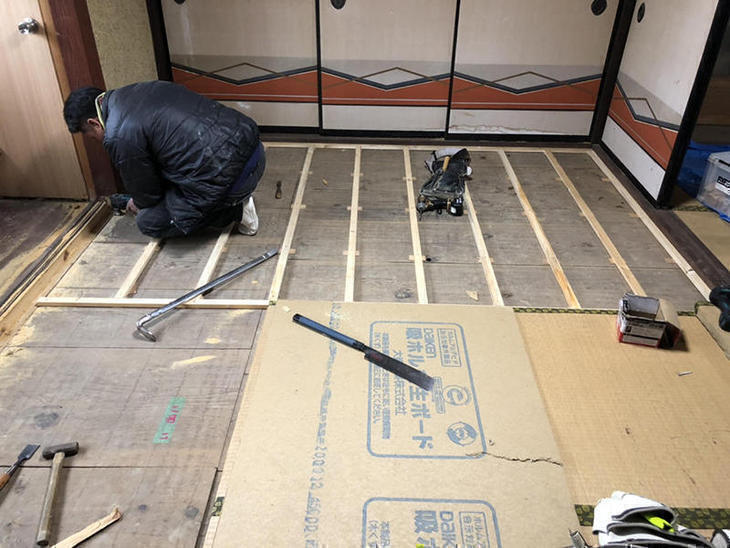 床の下地を作ってもらっています。畳を一部上げてしまい、フローリング仕上げに変更します。【彦根店】古屋・島田・白井
