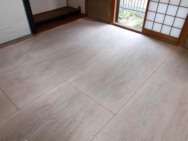 和室の古くなった床をめくり、新しい合板を貼りました。【野洲店】津田
