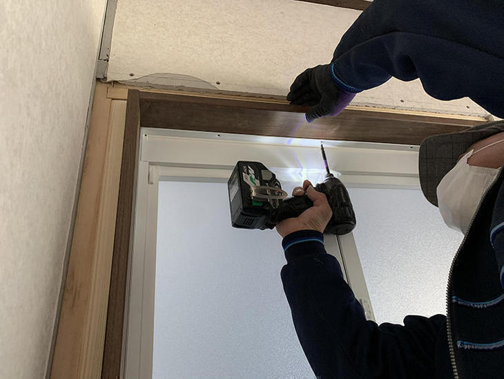 間仕切り壁の修復作業をしています。【水口店】亀田・瀬﨑