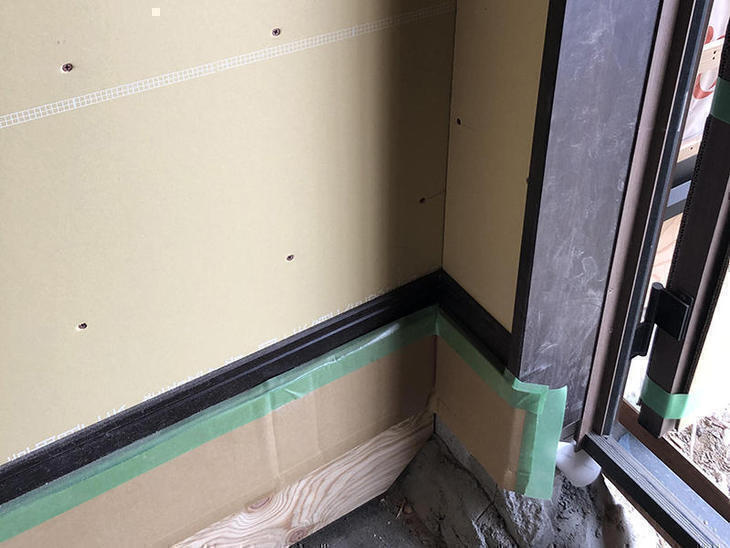 巾木を打ち、仕上げていきます。 【水口店】北川