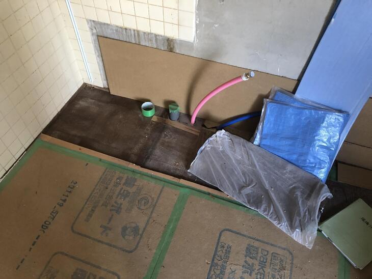 キッチン解体後、設備配管の仕込みをしています！【野洲店】高田・吉田