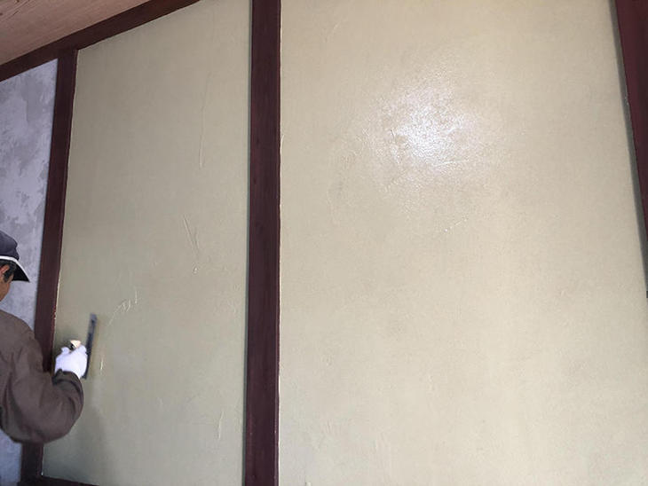 下塗り後、十分に乾燥期間を置いてから仕上げ塗りをしていきます！【彦根店】早川