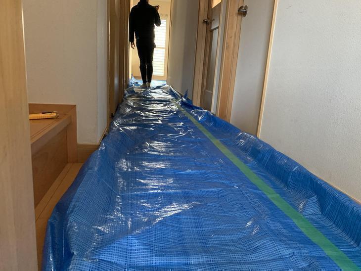 工事に入る前に、家に傷がつかないように養生をしました。【水口店】亀田・瀬﨑