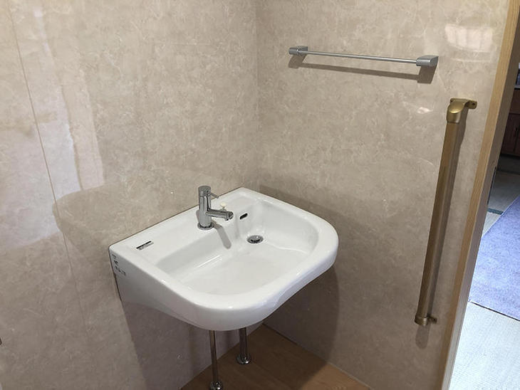 新規でトイレに手洗器を設置しました。手すりとタオル掛けもお客様と相談して、使いやすい位置に取り付けました！【彦根店】早川・島田