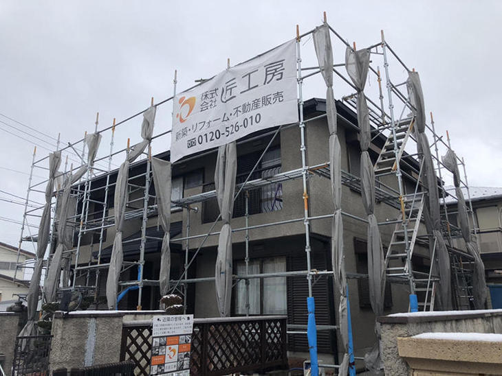 足場が出来上がりました。 次は高圧洗浄できれいにしていきます。【彦根店】早川