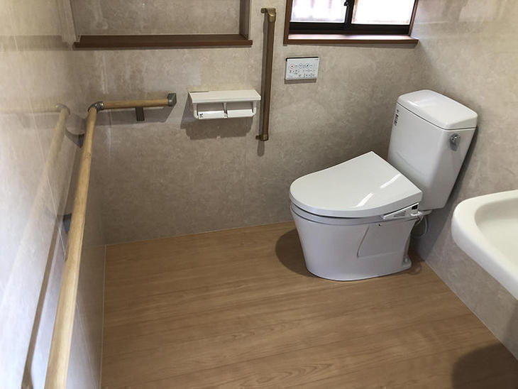 トイレの工事が完了しました。全面にキッチンパネルを貼り、掃除をしやすくしました！【彦根店】早川・島田