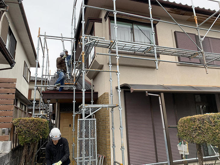 軒天井の補修をする為の足場を組み立てています。【水口店】亀田・瀬﨑