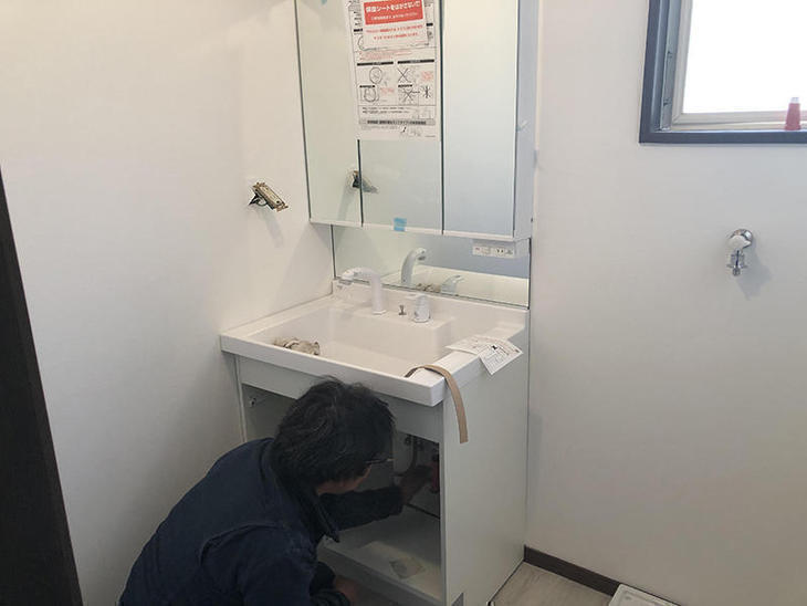 洗面台を取り付けています！LIXILのMRシリーズです！【彦根店】早川