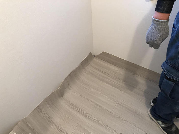 洗面室の床を貼り替えてます！ノリをつける前に型をとります。【彦根店】早川