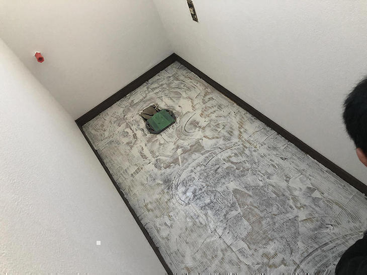 トイレのクッションフロアを貼り替えます。専用のノリを塗っています！【彦根店】古屋