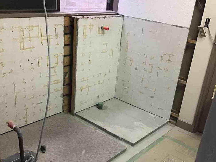 トイレの解体工事完了です！隣の間仕切りも解体し、水まわり空間を新しくしていきます。【草津栗東店】藤井信秀・田代