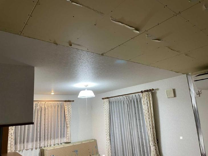 天井のクロスをはがしました。下地処理をし、新しいクロスを貼っていきます。【草津栗東店】田代