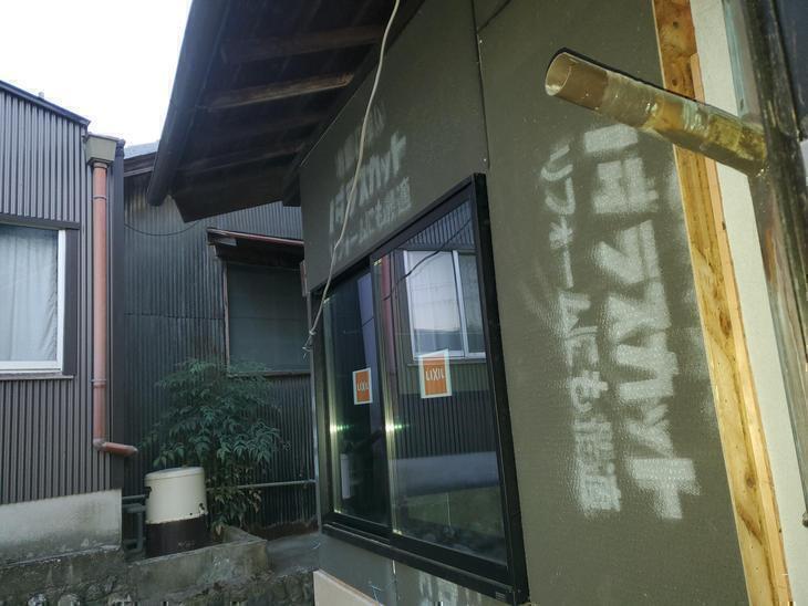 お風呂側の外壁を左官屋さんに塗ってもらうために板を張りました。【野洲店】中村