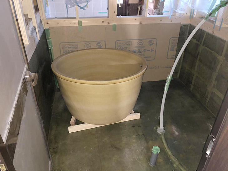 信楽焼の浴槽を設置し、排水や追い焚きを接続していきます　【彦根店】北