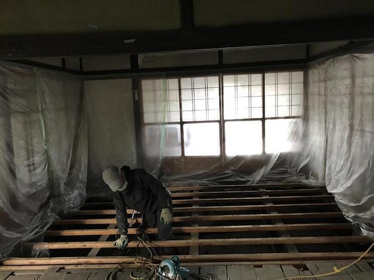 施工をしない場所に解体中の埃が漏れないように養生をしっかりしています！【野洲店】山尾・馬渕