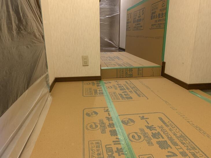 工事をする前に、床や壁が傷ついたり汚れないように養生をしました。【水口店】森田・瀬﨑